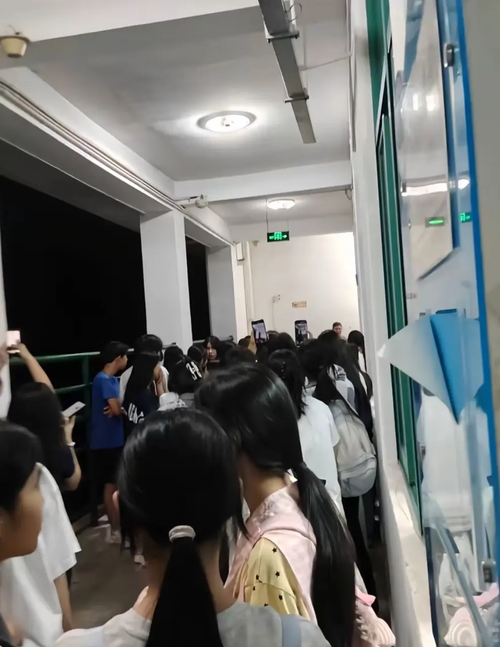 《梅州市职业技术学院女厕产下双胞胎天崩开局》绝版资源免费观看-无码高清不卡在线播放-校园隐秘事件现场实录完整版资源
