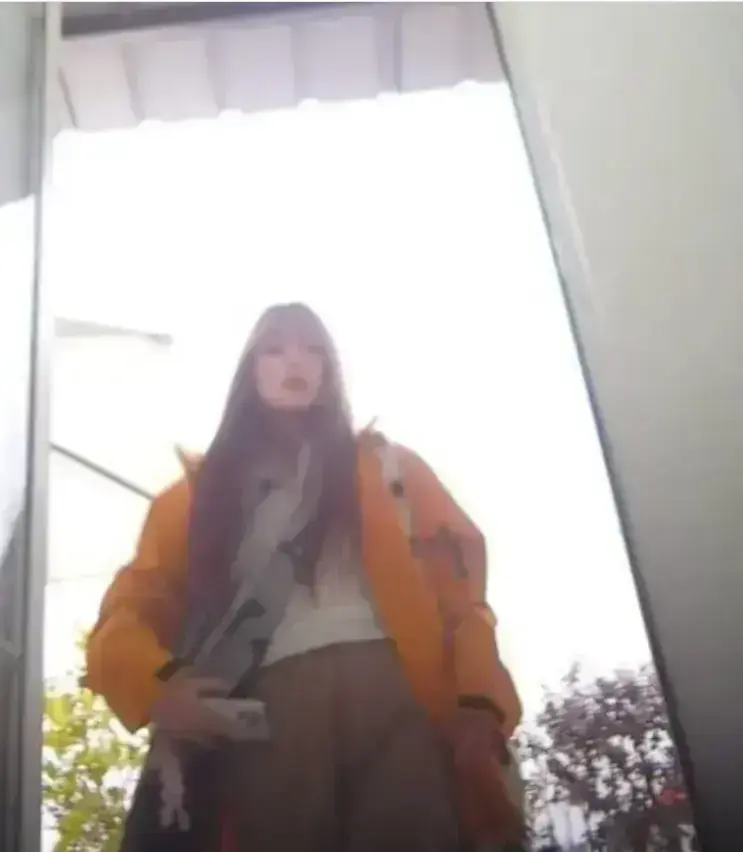 黄色冲锋衣木木厕所被偷拍原视频高清完整版在线播放 - 《黄色冲锋衣木木厕所被偷拍》深度还原事件始末 - 91黑料视频APP吃瓜网全程无删减资源下载