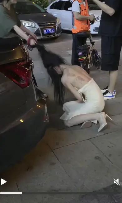 《白裙女子被抓头发跳河》1080P高清无删减-小三疑云事件始末一分钟到十分钟全记录-白裙女子被揪头发跳河后续完整版